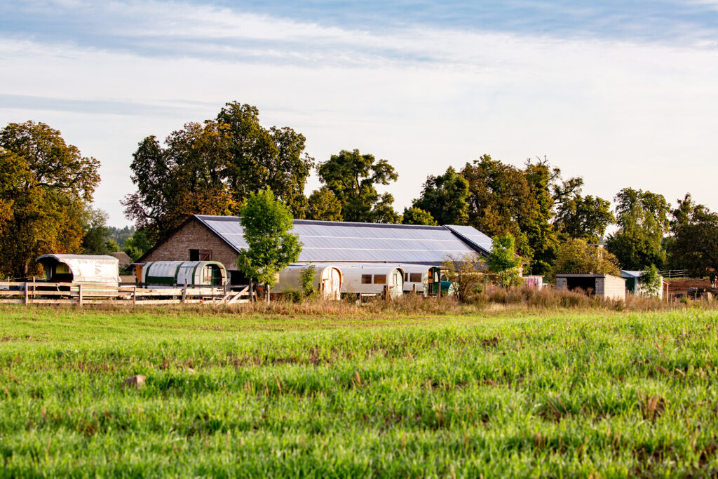 Hof mit Photovoltaikanlage Nachhaltigkeit Umweltschutz